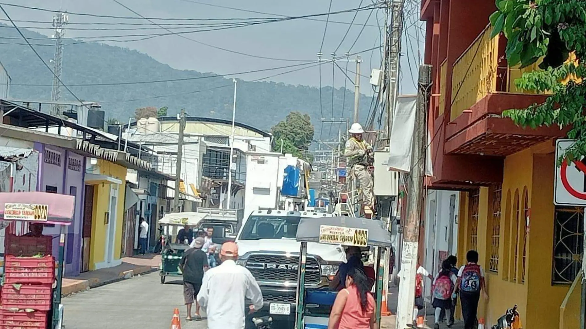 personas caminando en calles de Huixtla